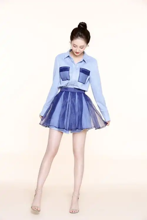 马泽涵受邀参加慈善展 气质清新惹人爱