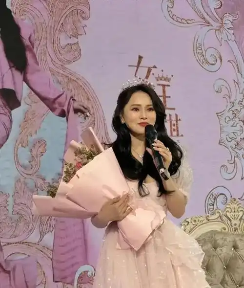 56岁伊能静办庆生派对身穿公主裙头戴皇冠真是人老心不老呢