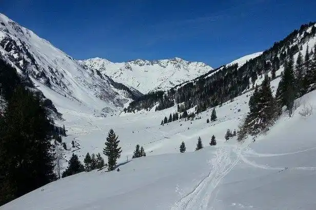 snow report: powder & sunshine for easter skiers