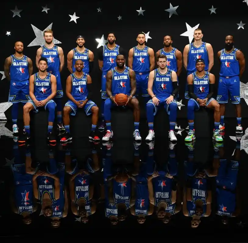 nba官方发布全明星勒布朗队全体球员合照
