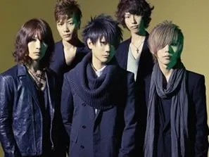 乐队成员:          kazuya(カズヤ)/bass/keiichi(ケイイチ)/drums