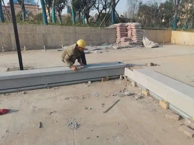 水系立面压顶石材铺设