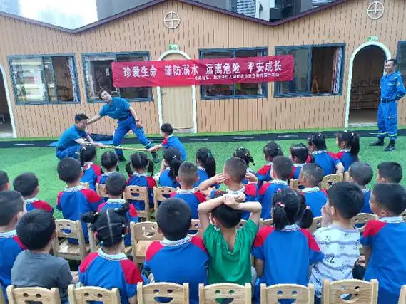 志愿者通过知识讲解,现场演示,互动问答等形式展开,吸引幼儿认真听讲