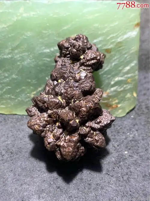 精美罕见戈壁立体纹黑金刚原石一块