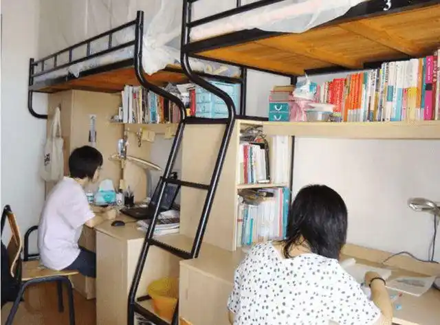 现在很多大学都重新装修了自己的宿舍楼,全都改装成了四人寝,毕竟学校