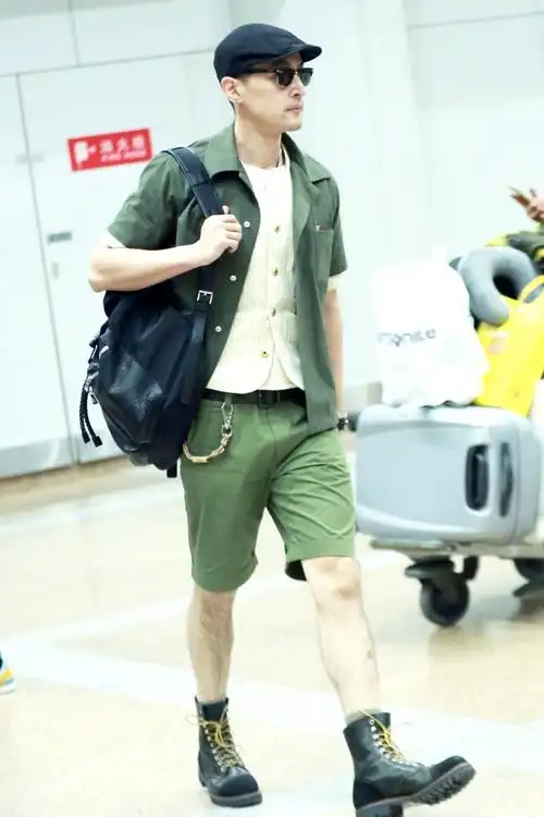 胡歌把机场变秀场军绿色套装搭马丁靴美式型男范十足