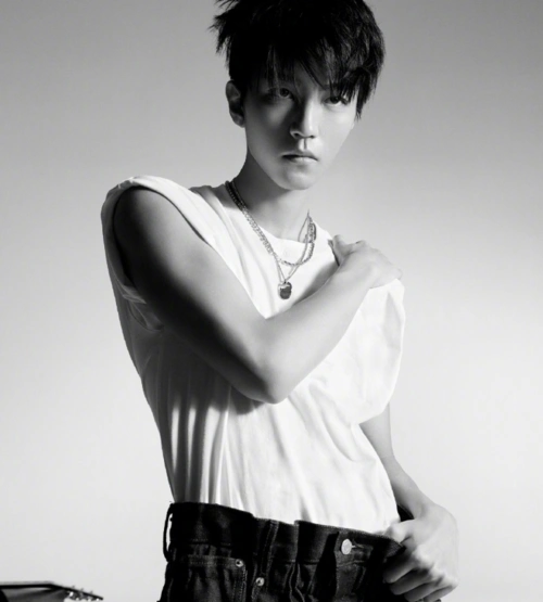 王俊凯黑白格调大片出炉成熟风格尽显魅力对比刚出道变化大