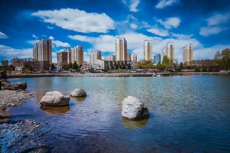 草原上有一座美丽的城中国赤峰城市景观