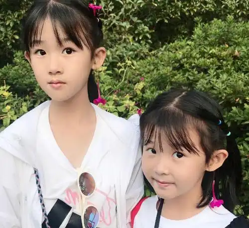 都说森碟森碗姐弟长的像一家人,当看到这对姐妹后,这才叫"复制粘贴"!