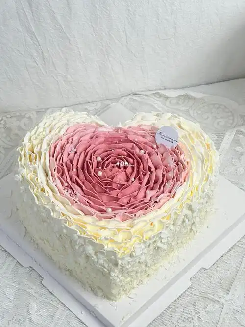 网红渐变爱心奶油裱花生日蛋糕