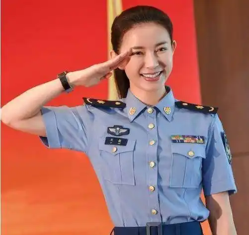 曾是当红主持,两次上春晚多次担纲女一都没火,与周一围搭档大红_刘敏