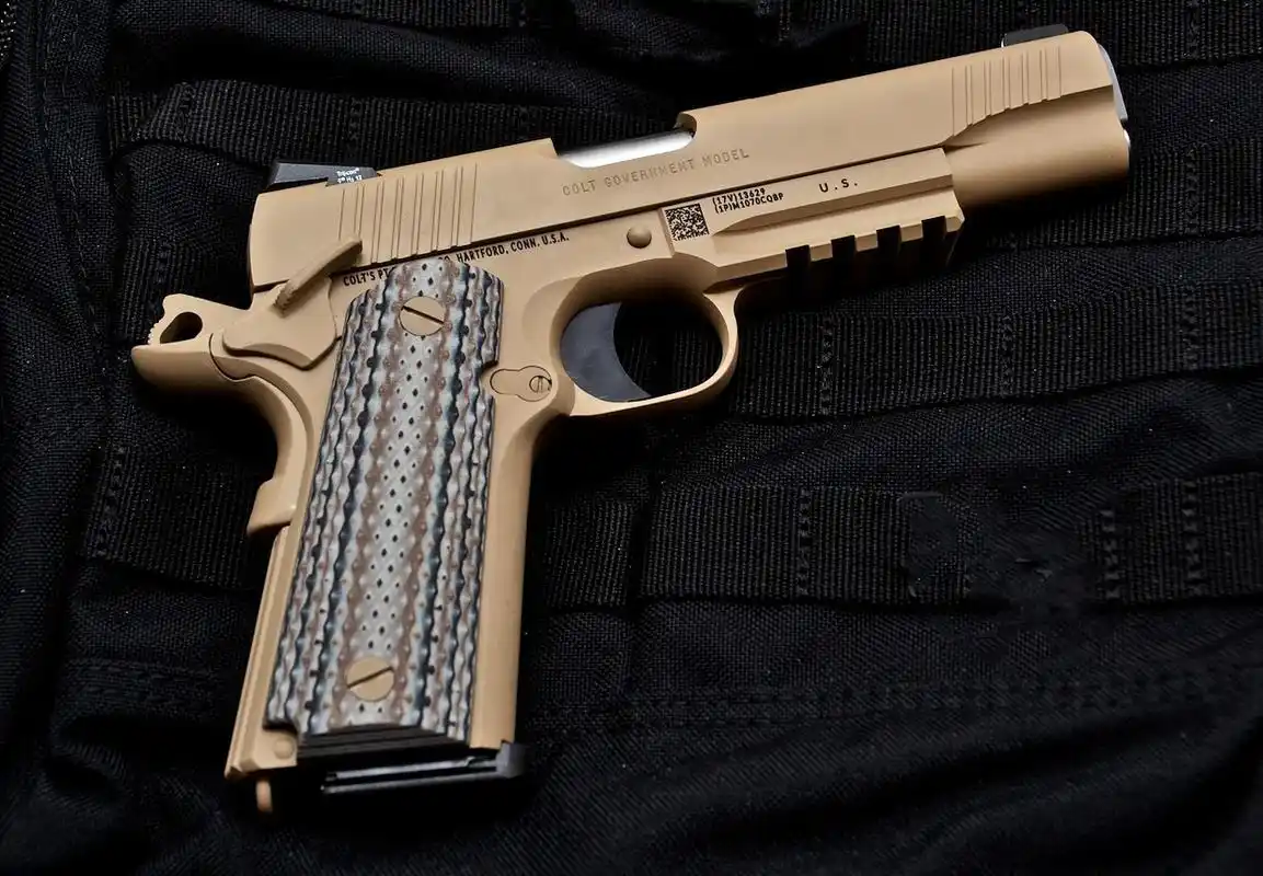 m45a1手枪采用"海狸尾"式握把保险,两侧手动保险柄,套筒前端也有倾斜