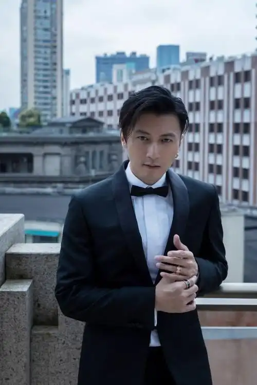 谢霆锋亮相电影节与甄子丹同框帅气十足西装侧分发型很青春