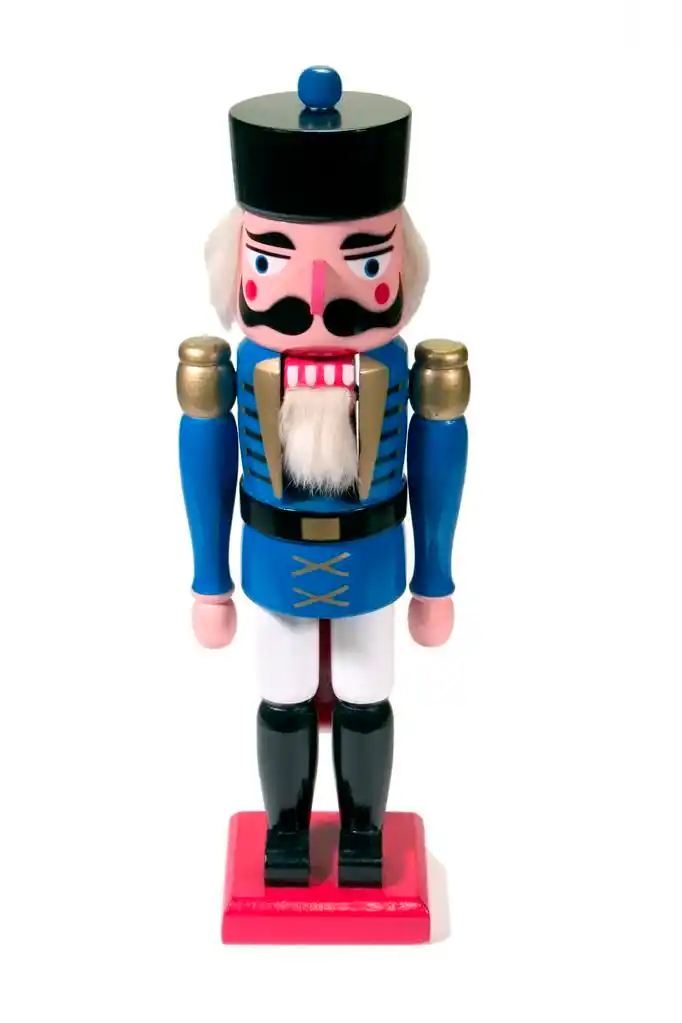 木胡桃夹子 》,蓝色和红色在白色背景的传统木胡桃夹子