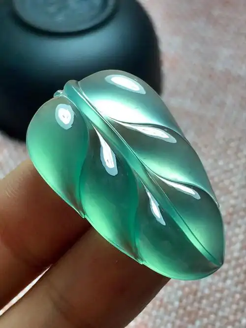 玉石吊坠图片大全(翡翠叶子吊坠图集) - 赤虎壹号