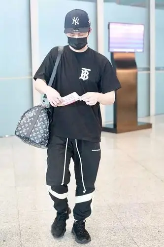 海报街拍男明星穿搭风格各不相同炎炎夏季给你穿搭灵感