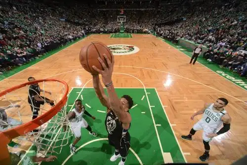 字母哥双手暴力扣篮