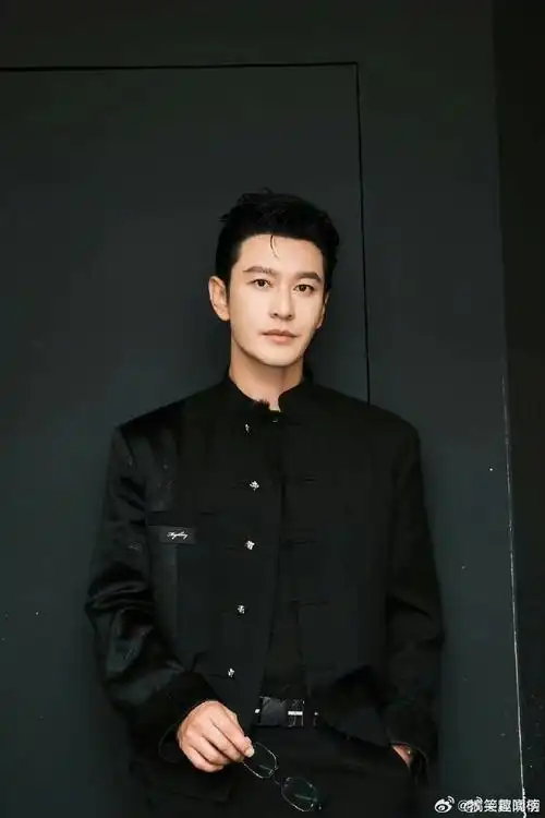 在这组新中式风格的照片中,黄晓明展现出与众不同的魅力,令人心动不已