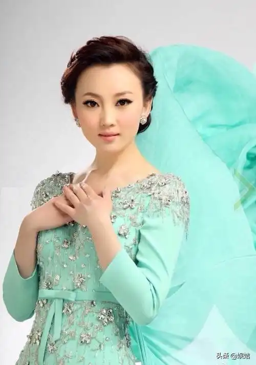 丁晓君,北京军区战友文工团的京剧演员,她的代表作有《二进宫》,《天