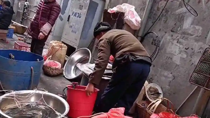 农村大叔穿着邋遢却培养了两个大学生父爱如山