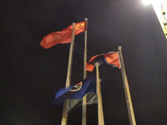 十余名爱国爱港人士来到旗杆前,将一面崭新的五星红旗缓缓升起!