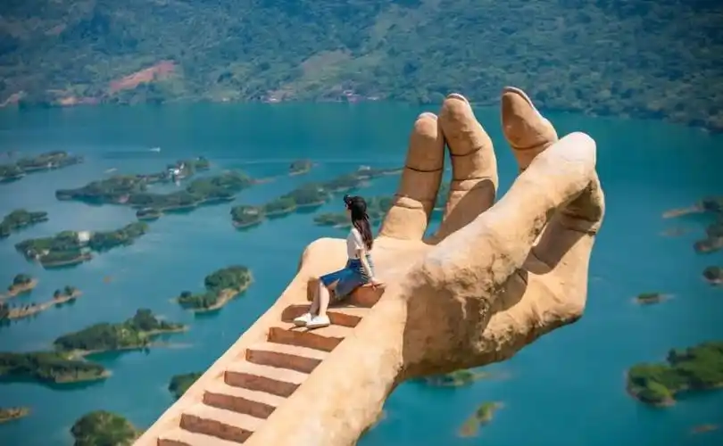 在浪漫的粉色沙滩放松心情在网红佛手感受"被捧在手心里的甜蜜"携手