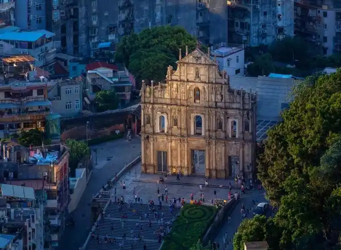 圣保禄教堂先后遭遇三次大火,最终只留了前壁和前面的花岗岩阶梯.