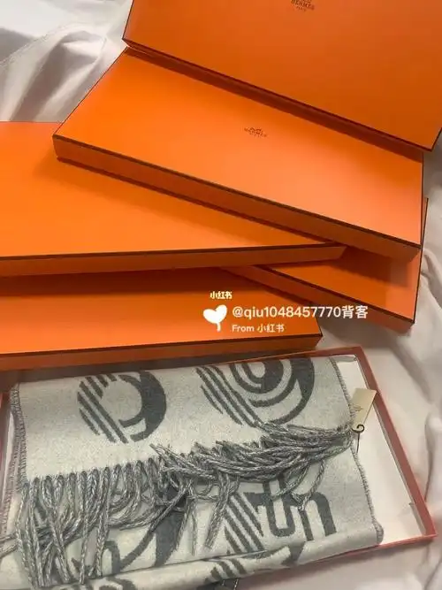 爆款这个灰白色双面搭配很好看,很经典,100%山羊毛,很柔软#爱马仕围巾