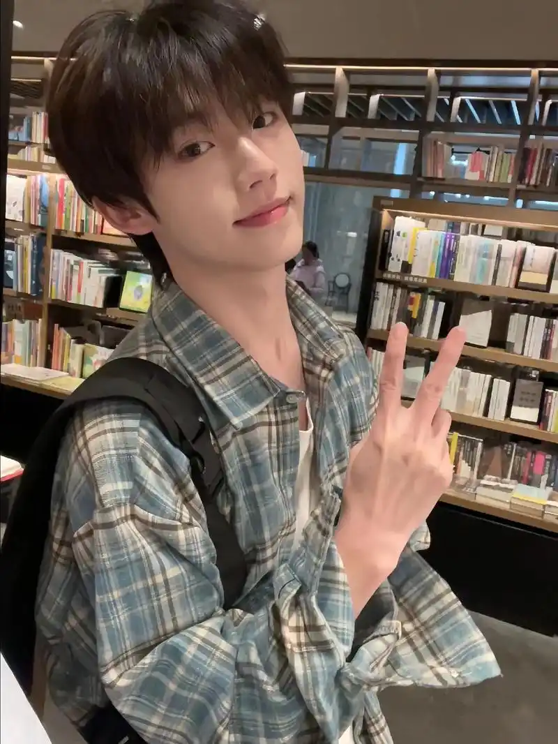 再靠近一点,幸福无限蔓延#理想型 #干净男孩 #小奶狗男友 - 抖音