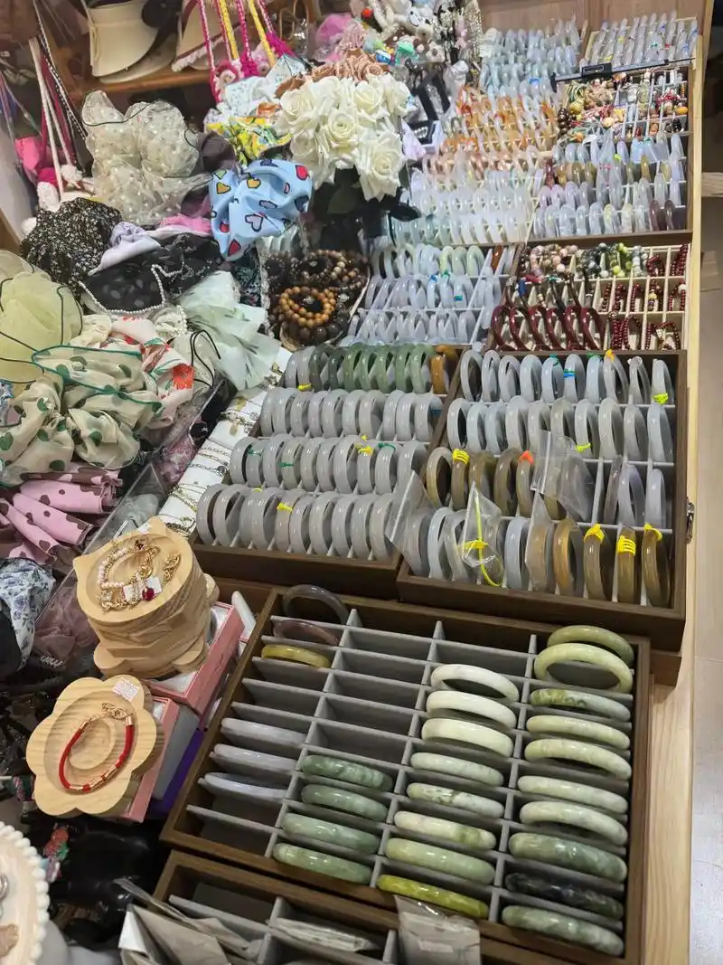 在嘉祥拥有一家饰品店 每天都能认识可爱善良的顾客