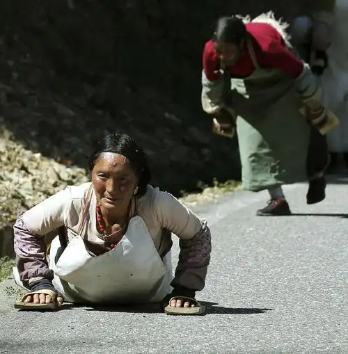 300公里磕长头之路牟强摄影