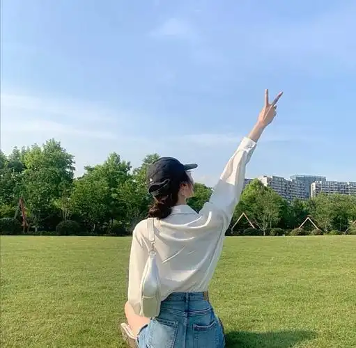 几个简单易学的拍照姿势显瘦显腿长自然不尴尬摆脱路人感