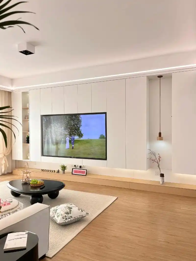 整理了六款奶油原木风满墙电视柜实景案例,每一款都满满的收纳空间