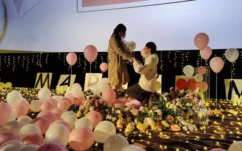 一场浪漫的求婚如何策划分享电影院求婚案例