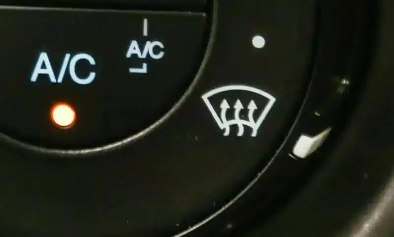 汽车前窗除雾标志