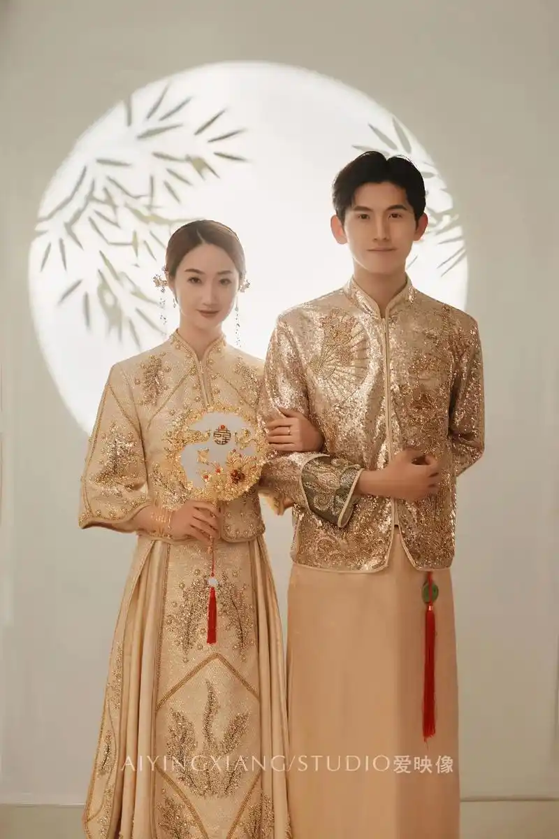 新中式秀禾光影婚纱照 成片太好看.金色秀和服搭配高级的配饰 - 抖音