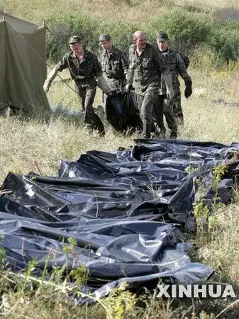 工作人员搬运遇难者尸体.