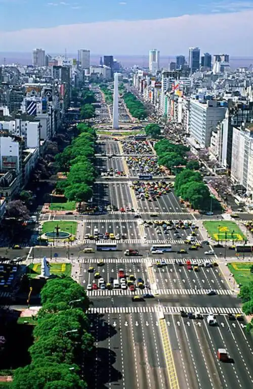 全球最宽的马路:18个车道,148米宽,却依然堵车很严重