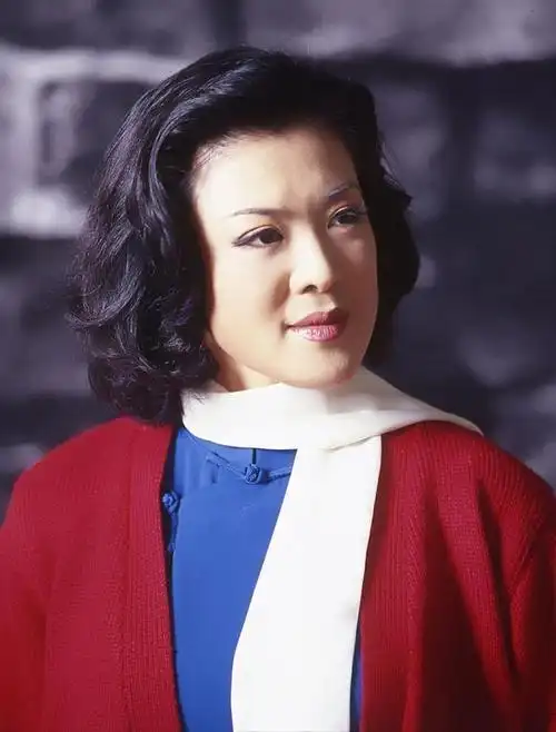 歌唱家万山红离异后至今单身与儿子是一个屋檐下的租客嗯