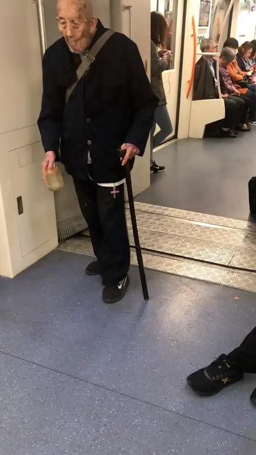 佛系生活#上海地铁上的老爷爷