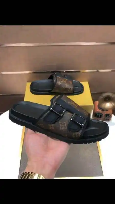 lv路易威登凉拖鞋设计的这么精致奢美,太受广大群众喜爱了-度小视