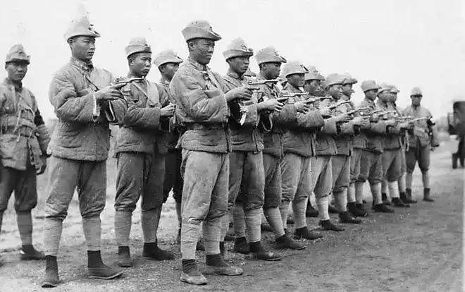 真实二十九军大刀队使用自动手枪的特种兵