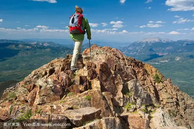 单人男性登山者攀登高峰