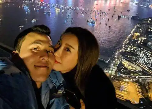 赌王儿子何猷启与齐娇已离婚两个女儿跟母亲返回上海娘家