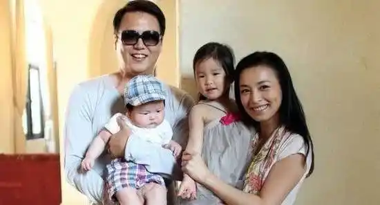 原创48岁张庭为儿子庆生,童心未泯非常活泼,一家四口打台球超温馨