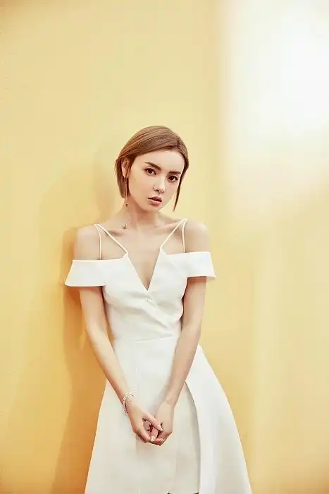 时尚明星赵宇彤纯白写真曝光,简约性感气质优雅