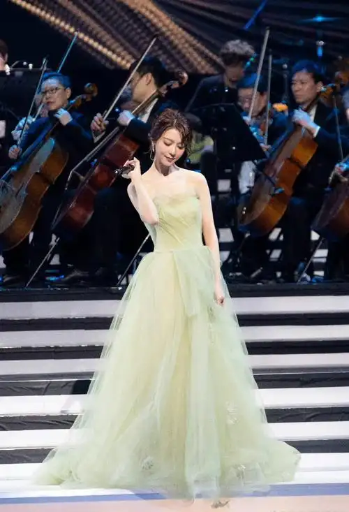 薛凯琪身着#shinemoda 星光#松霜绿晚礼服亮相《声生不息》年度盛典