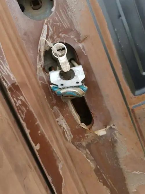 两处闸房,一处门锁已损坏无法开启.