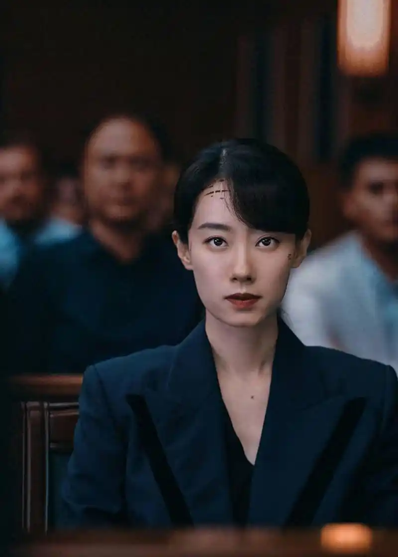 《拯救嫌疑人》:烧脑又好看 电影《拯救嫌疑人》由张小斐和李鸿其联手