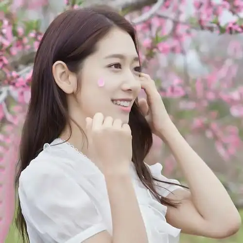 朴信惠出身于音乐世家   受环境熏陶,自幼能歌善舞   后来还经历过